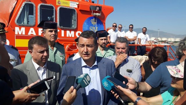 Antonio Sanz atiende a los medios en la visita a Salvamento Marítimo en Motril