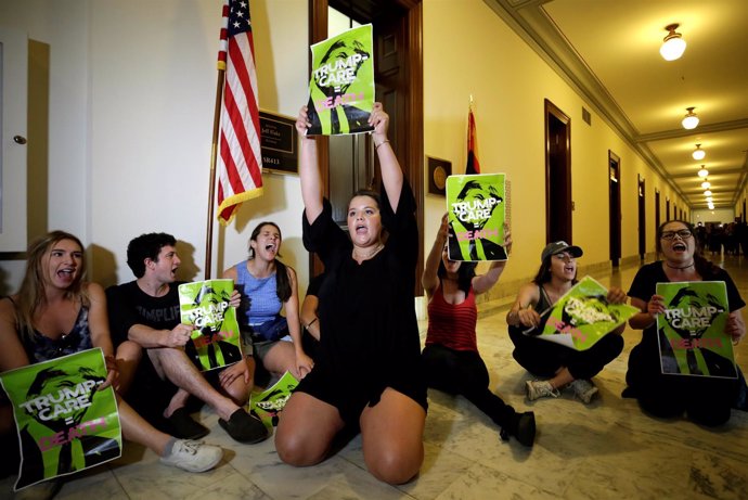 Protesta en el Capitolio contra la ley de Trump para derogar el 'Obamacare'