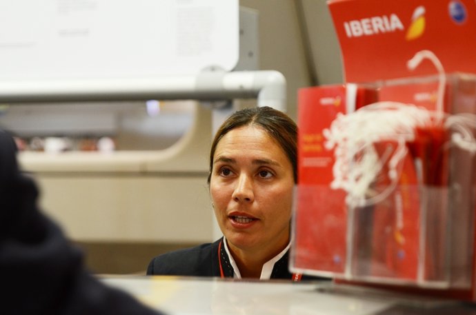 Azafata, azafatas, aeropuerto de Barajas, T4, terminal, Iberia