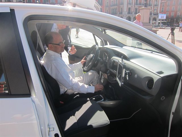 Valladolid. Luis Vélez prueba uno de los vehículos de letura de matrículas