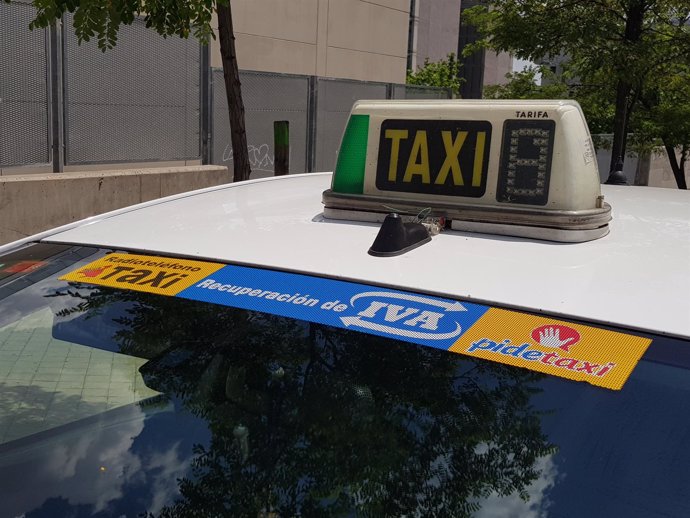 Imagen del logo del sistema en un taxi