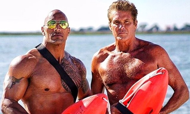 David Hasselhoff junto a Dwayne Johnson en Baywatch