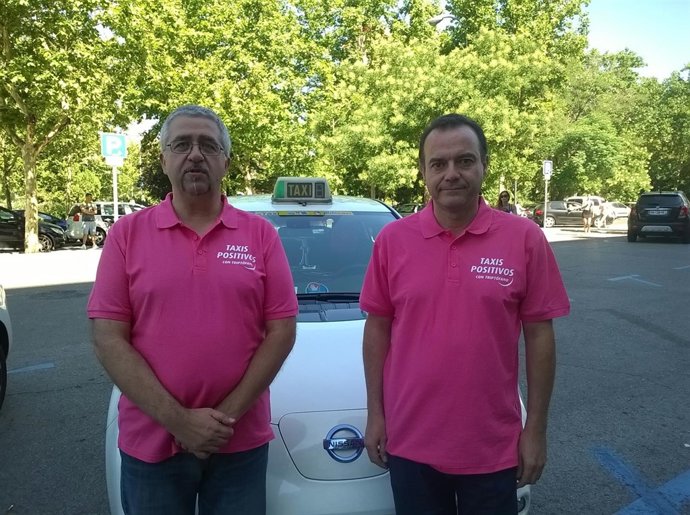 Dos taxistas en la presentación de la campaña 'Taxis positivos'