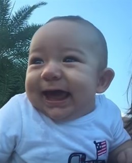 Reacción de este bebé al ver por primera vez fuegos artificiales