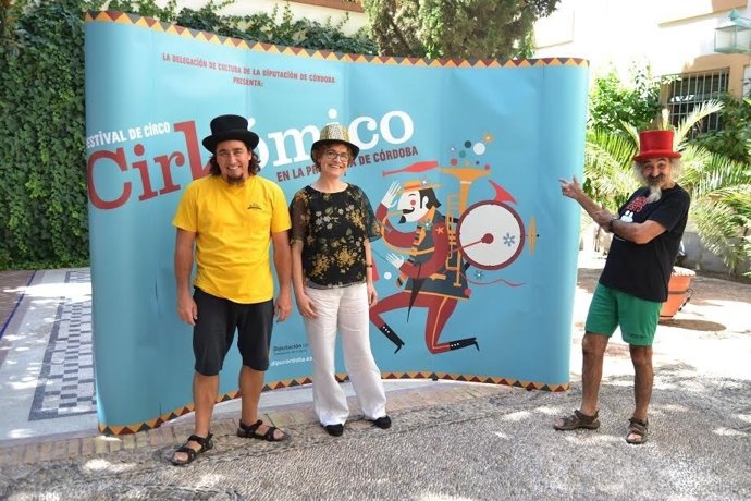 Marisa Ruz y los hermanos Moreno junto a al cartel del evento