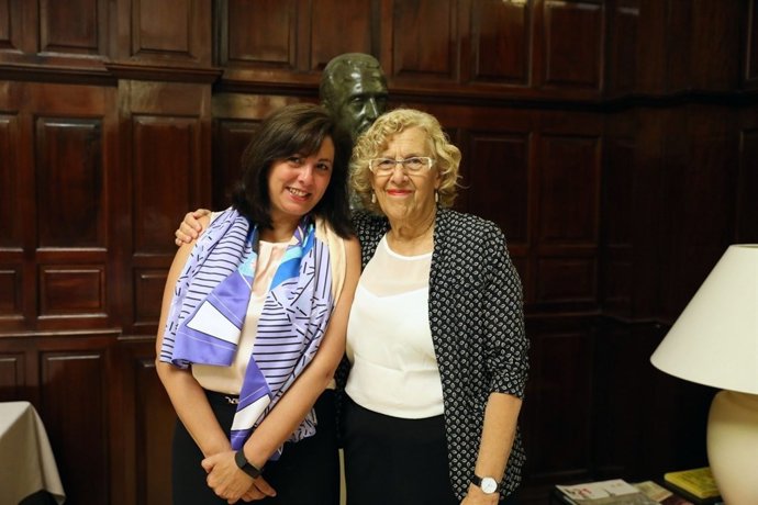 La presidenta de Siemens España, Rosa García, con la alcaldesa de Madrid