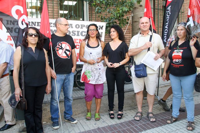 Representantes de Podemos en la protesta de CGT en Sevilla