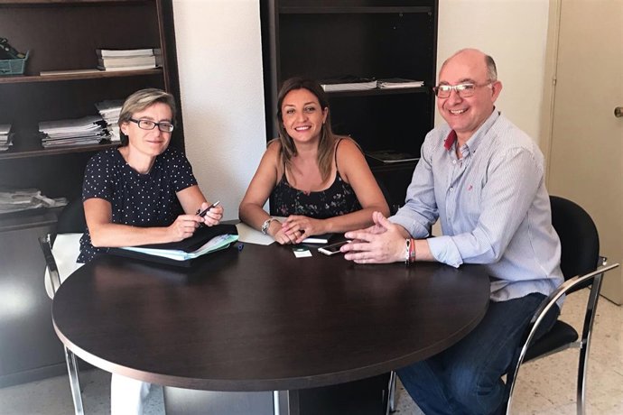 La diputada María López Asensio, con Diego García e Isabel de Juan, de Ashal.