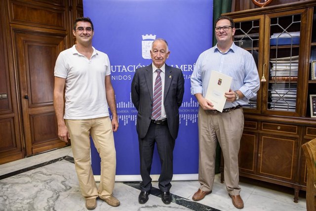 Gabriel Amat ha recibido a dos representantes del Grupo Musical Almenara.