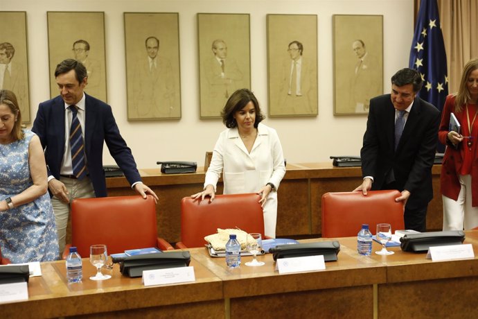 Santamaría preside la reunión del grupo parlamentario del PP