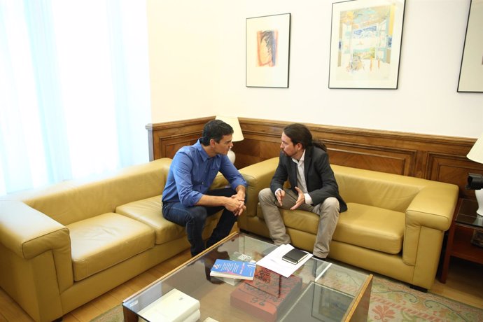 Pedro Sánchez y Pablo Iglesias se reúnen en el Congreso
