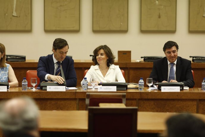 Santamaría preside la reunión del grupo parlamentario del PP