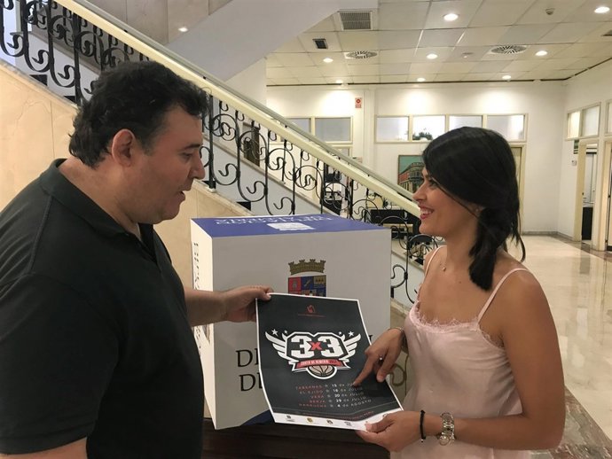 La diputada Ángeles Martínez y José Cara, de la FAB, han presentado el evento.