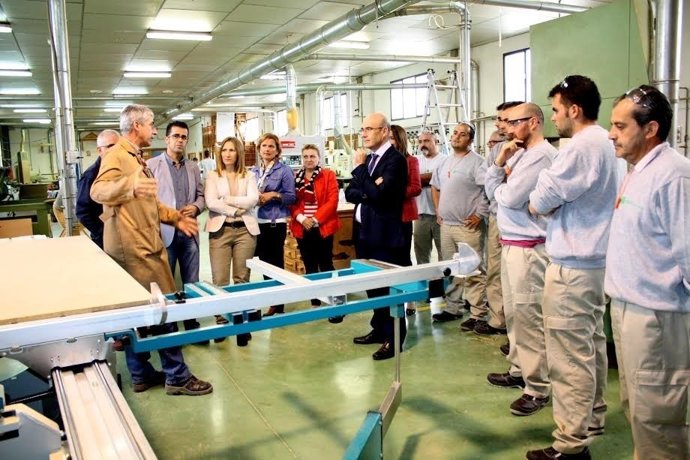 Carmona (centro), en una visita a la Escuela de la Madera