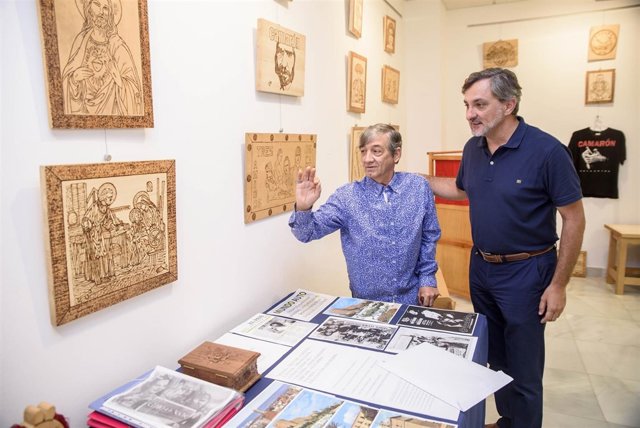 Antonio Collado junto al diputado Ángel Escobar, en un recorrido por la muestra.