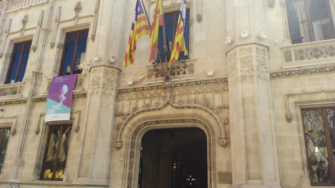 Fachada del edificio del Consell de Mallorca en la calle Palau Reial