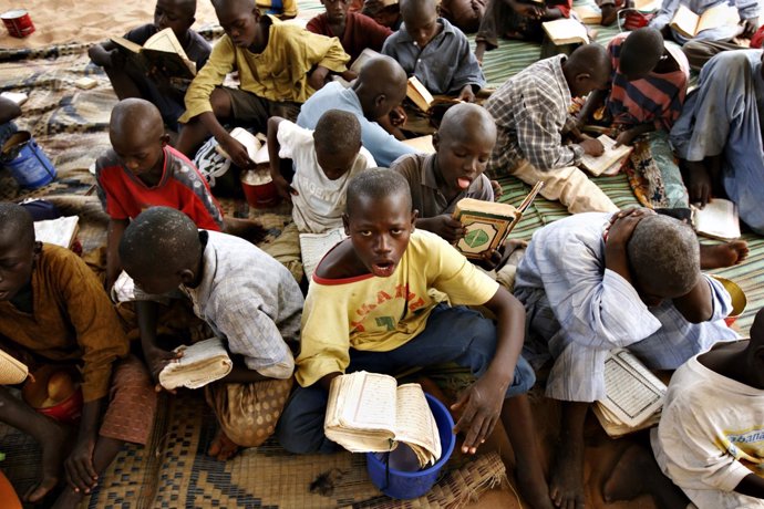 Talibés de una escuela coránica o daara en Dakar