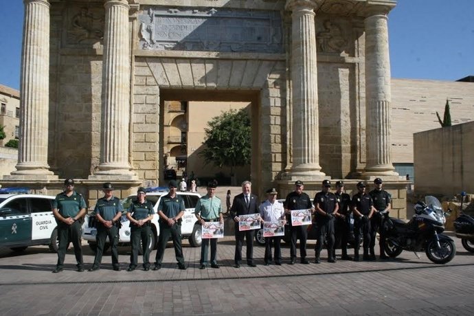 Primo Jurado (centro), durante presentación del Plan de Turismo Seguro