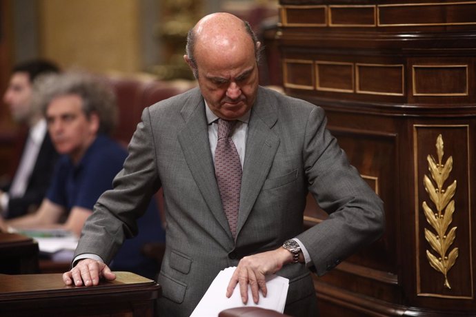 El ministro Luis de Guindos en el pleno en el Congreso