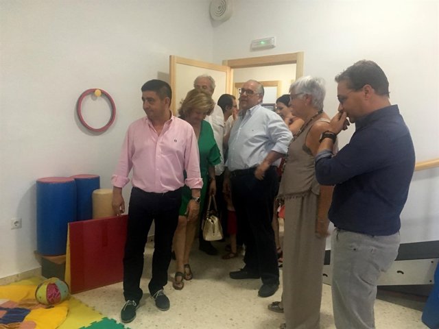 Reyes visita el centro de Aprompsi en Andújar