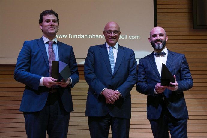 El pte.Banc Sabadell Josep Oliu i els premiats Romain Quidant i Borja Ibáñez