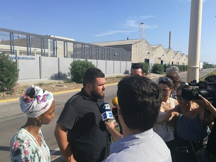 L'advocat A.García Berrio davant el CIE de la Zona Franca de Barcelona