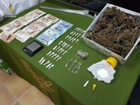 Detenido en Aznalcóllar con un laboratorio y punto de venta de droga en su vivienda