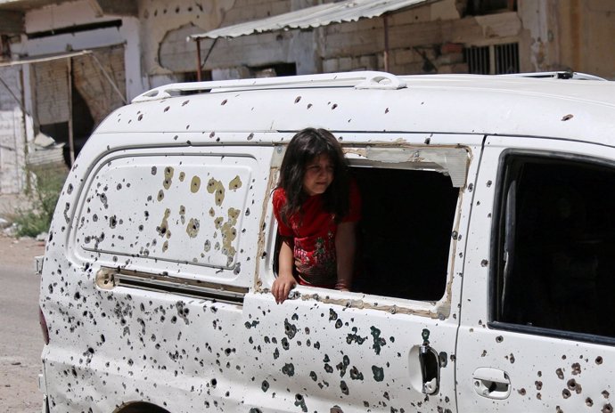 Una niña en un autobús tiroteado de Deraa
