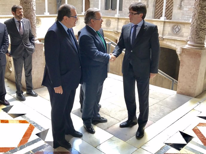 Carles Puigdemont recibe en la Generalitat al ministro Juan Ignacio Zoido
