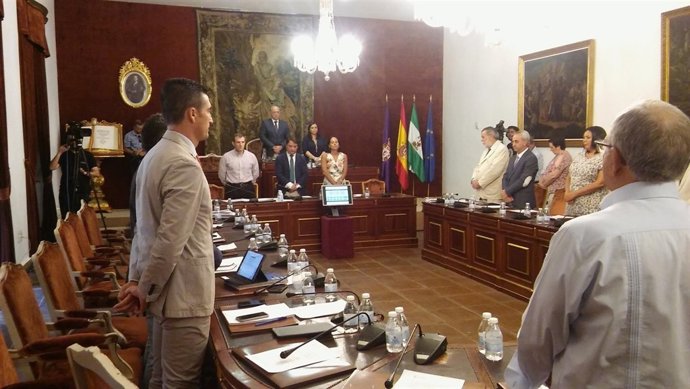 El Pleno de Diputación guarda un minuto de silencio por los accidentados
