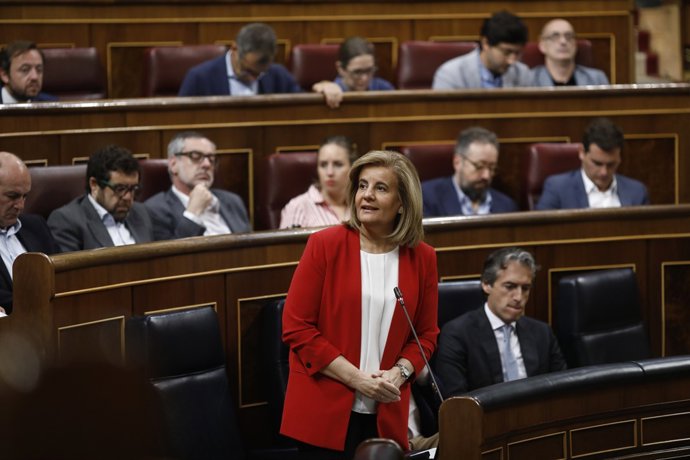 Fátima Báñez en la sessió de control al Govern al Congrés