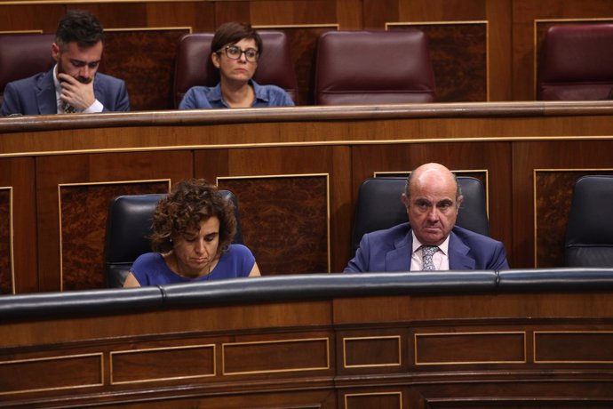 Dolors Montserrat y Luis de Guindos en la sesión de control al Gobierno