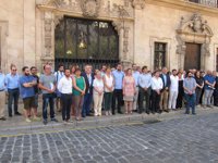 Autoridades baleares guardan un minuto de silencio frente al Ayuntamiento por Miguel Ángel Blanco