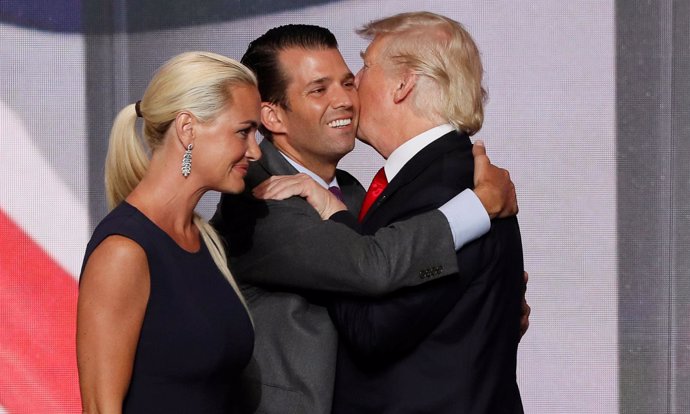 Donald Trump abraz aa su hijo Donald Trump Jr ante la mujer de este, Vanessa