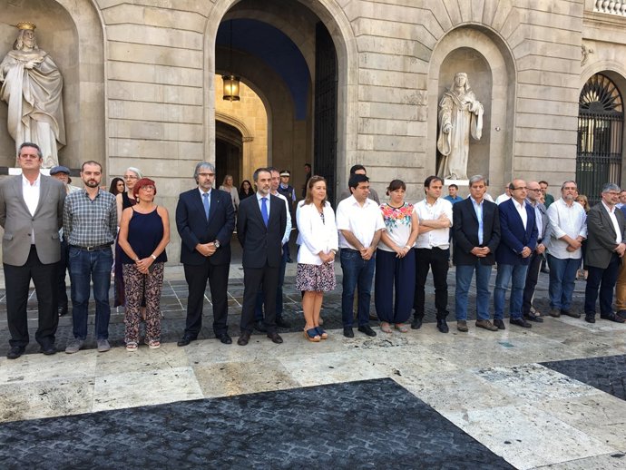 Barcelona guarda un minut de silenci en record a les víctimes del terrorisme
