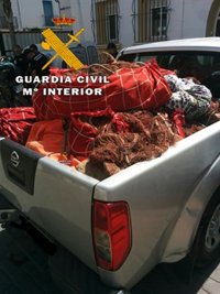 La Guardia Civil se incauta de artes de pesca ilegales en dos playas de Nerja