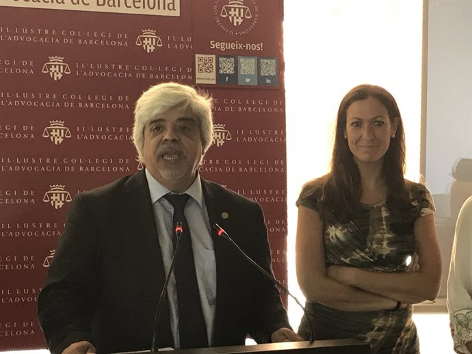 El degà sortint de l'Icab O.Rusca i la degana electa M.I.Gai 