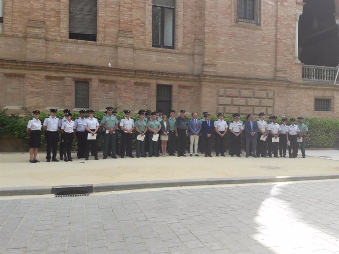 Minuto de silencio ante la sede de la Subdelegación del Gobierno en Andalucía