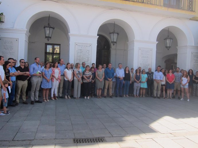 Representantes de la Asamblea de Extremadura se reúnen en acto de homenaje