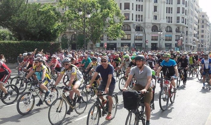 Miles de ciclistas se manifiestan  piden respeto en la carretera 