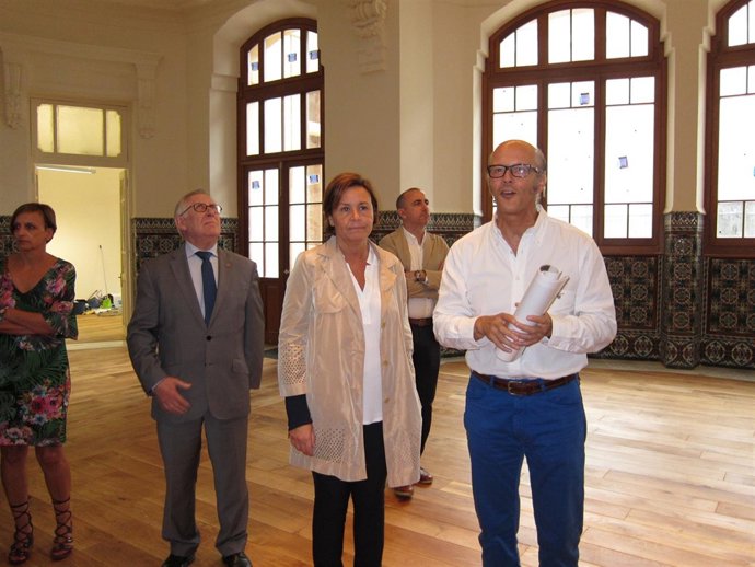 Alcaldesa En Visita Al Edificio En Rehabilitación De La Antigua Escuela De Empre