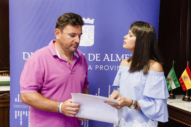La diputada de Deportes y el organizador del circuito, presentando el torneo.