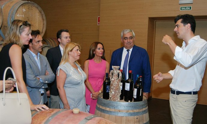 Ramíres de Arellano visita la bodega Luis Pérez