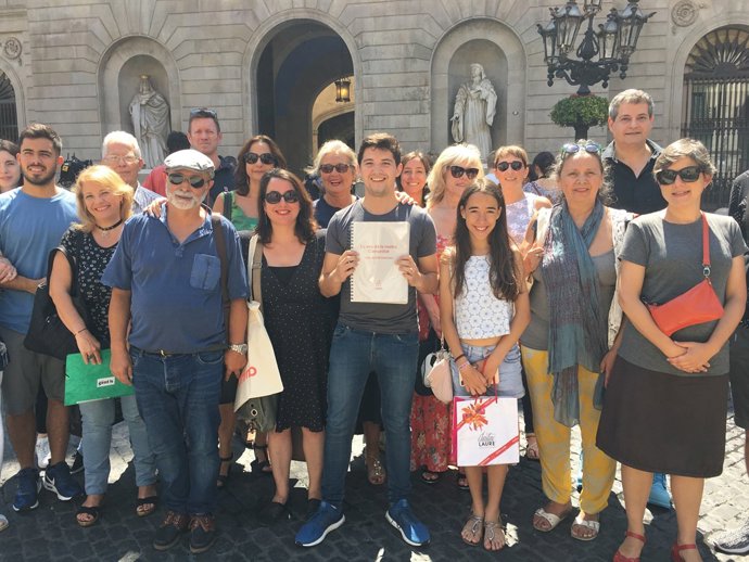 Amfitrions d'Airbnb abrigallen a la plataforma davant l'Ajuntament