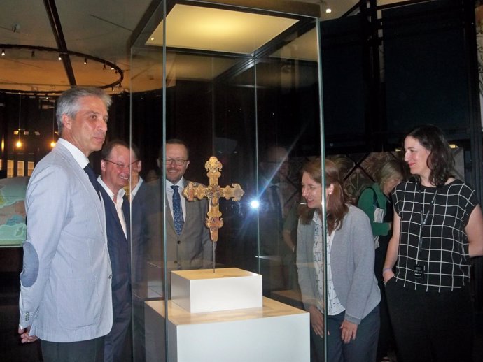 Miembros de 'la Caixa' y del British Museum junto a una pieza de la exposición