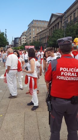 Un policía foral patrulla por la Plaza del Castillo en San Fermín