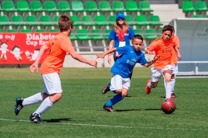 NIÑOS JUGANDO AL FÚTBOL