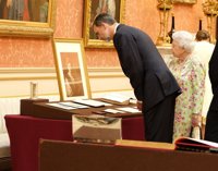 Reyes regalan a Isabel II facsímiles de postales de Alfonso XIII, Victoria Eugenia y del Libro de Horas de Felipe II