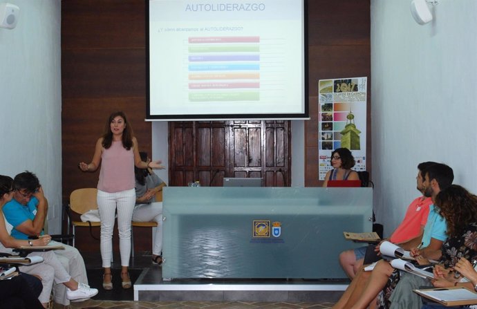 La coach Marina G. Díaz-Jargüin en los cursos de verano de la UPO