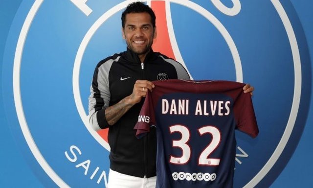 El lateral izquierdo brasileño Dani Alves